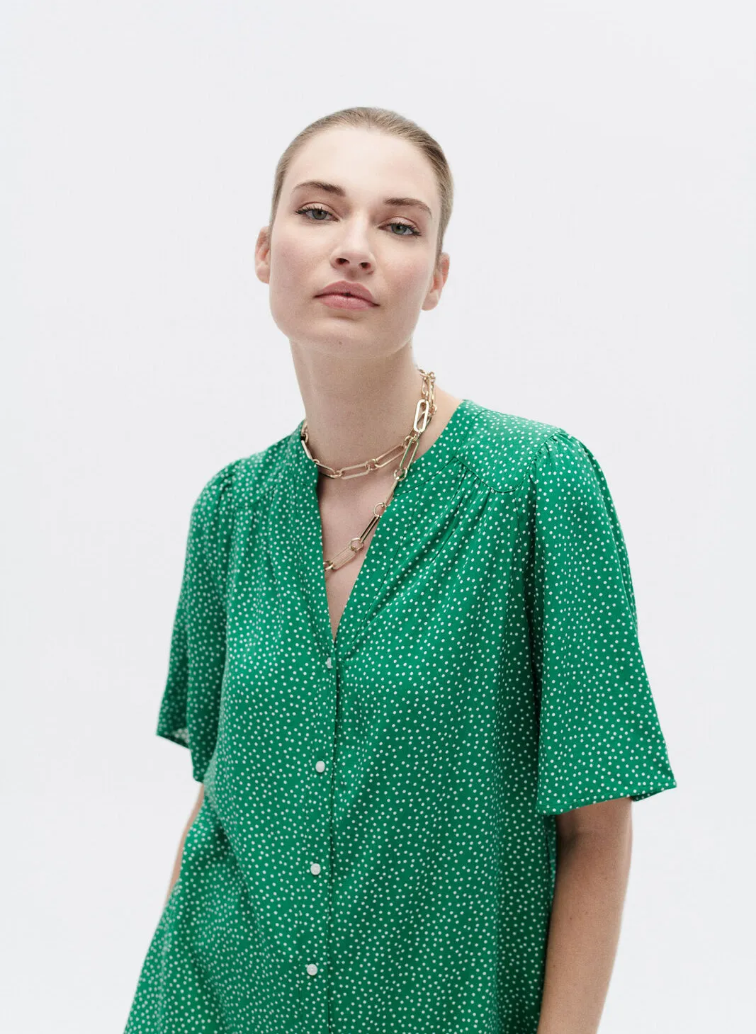 CAROLL CARLA3 - Top con cuello de pico y estampado de lunares en verde
