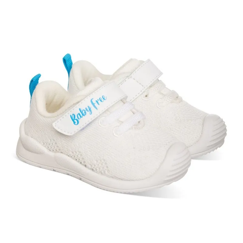 Deportiva blanca con detalle azul con Velcro, moderna y respetuosa