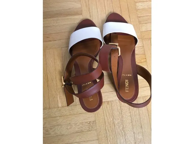 Fendi Sandalias Castaño 