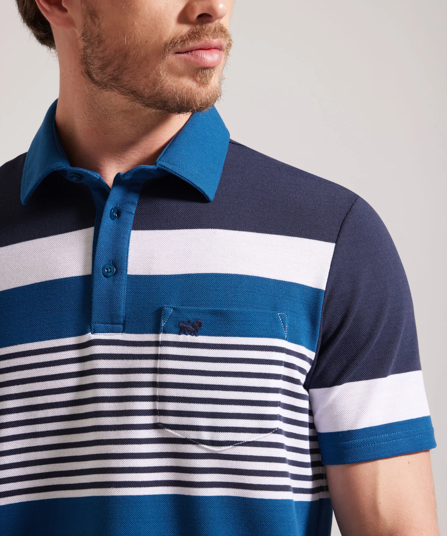 Polo Cuello Duro Con Bolsillo, Pique Preteñido Y Silueta Regular Fit Azul-