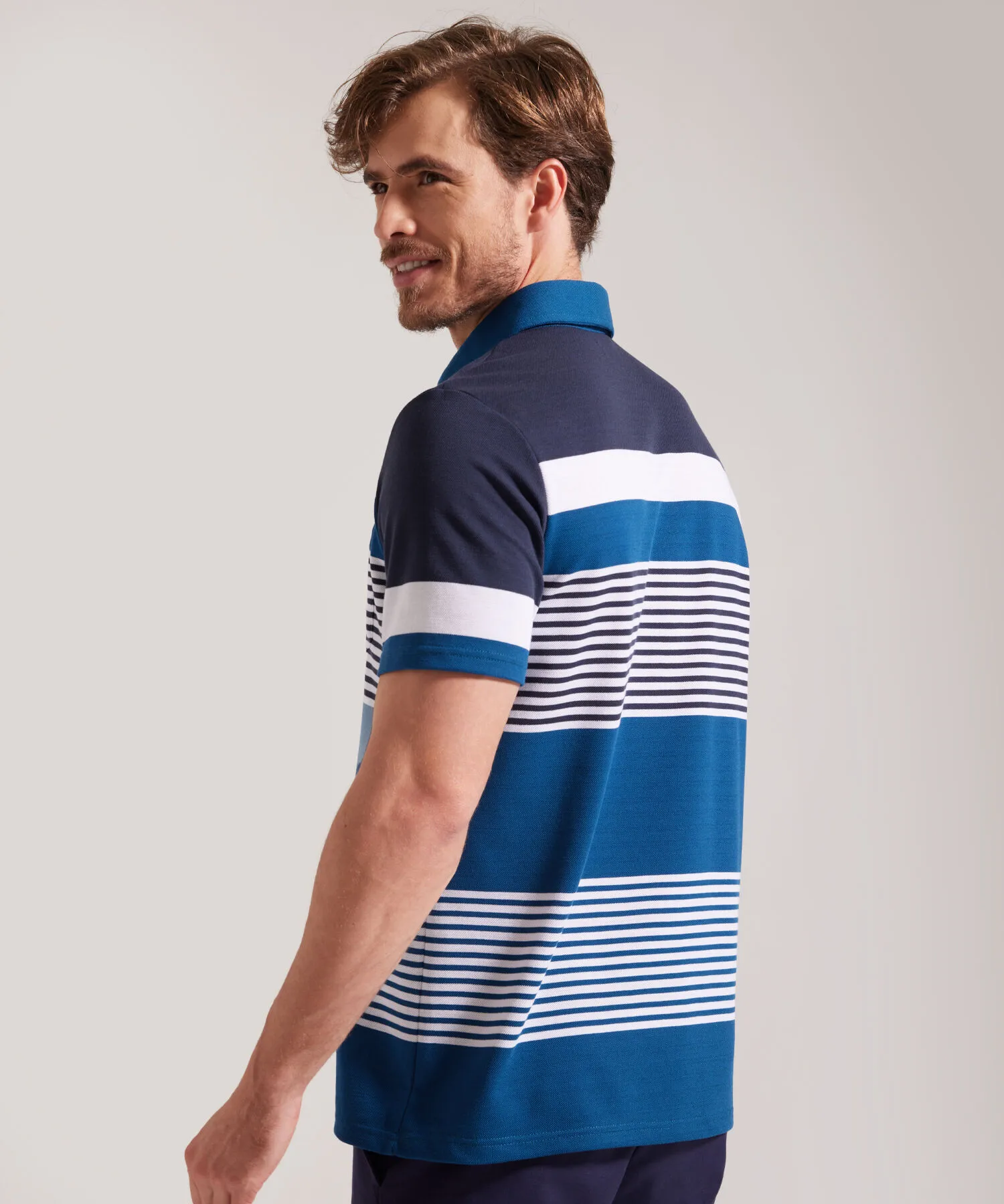 Polo Cuello Duro Con Bolsillo, Pique Preteñido Y Silueta Regular Fit Azul-