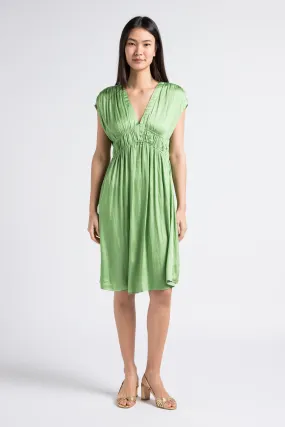 SEE U SOON Vestido midi satinado con cuello de pico en verde