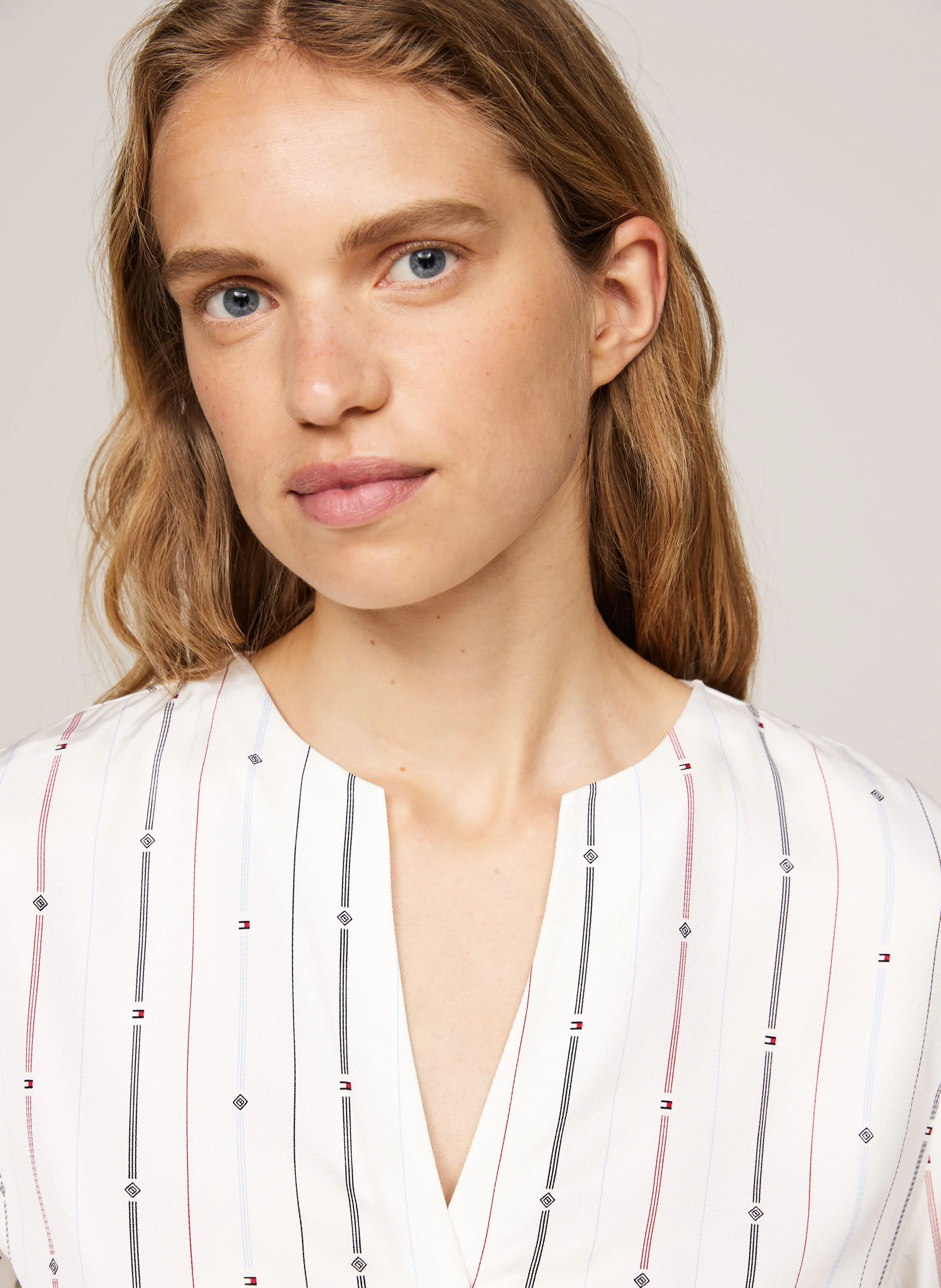 TOMMY HILFIGER Top con cuello de pico en blanco
